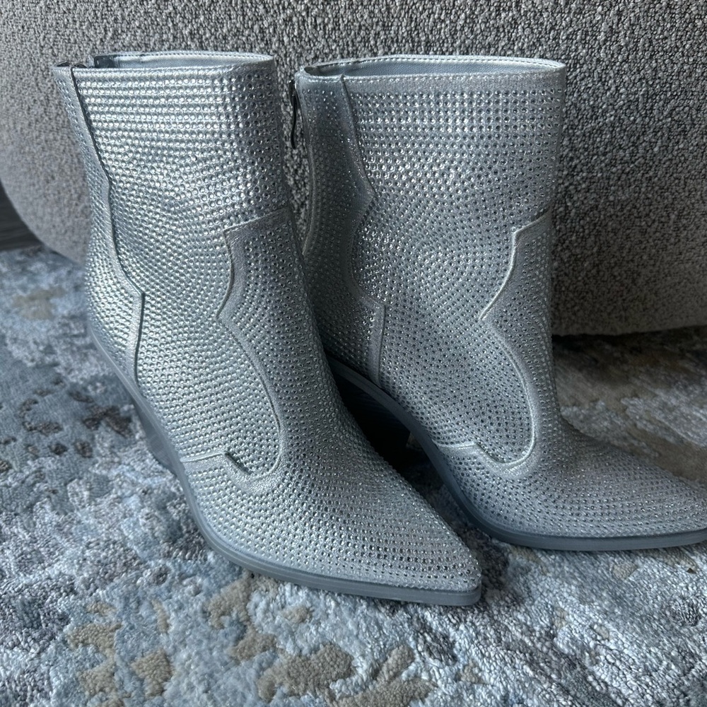 NEW!!! AZALEA WANG
Soulard Rhinestone
Western Bootie (Women size 9)